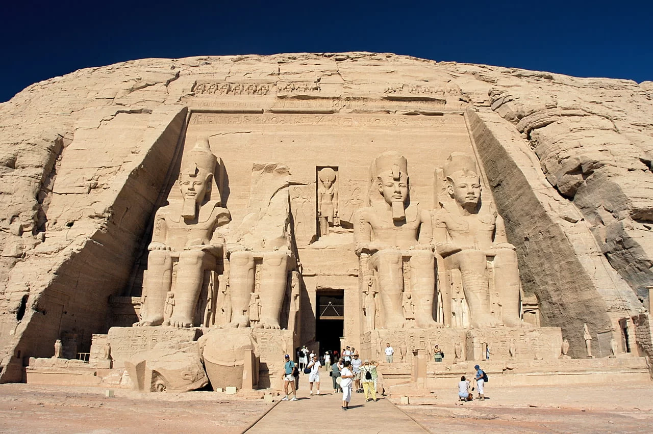 Abu_Simbel,_Ramesses_Temple,_front,_Egypt,_Oct_2004-2