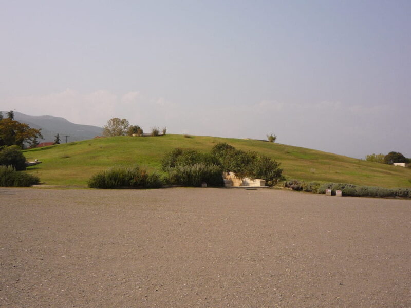 The_Royal_Tombs_Vergina_-_panoramio-1