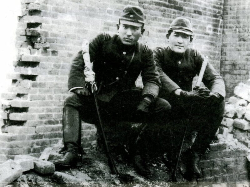 Second Lieutenants Tsuyoshi Noda and Toshiaki Mukai posing with their katanas