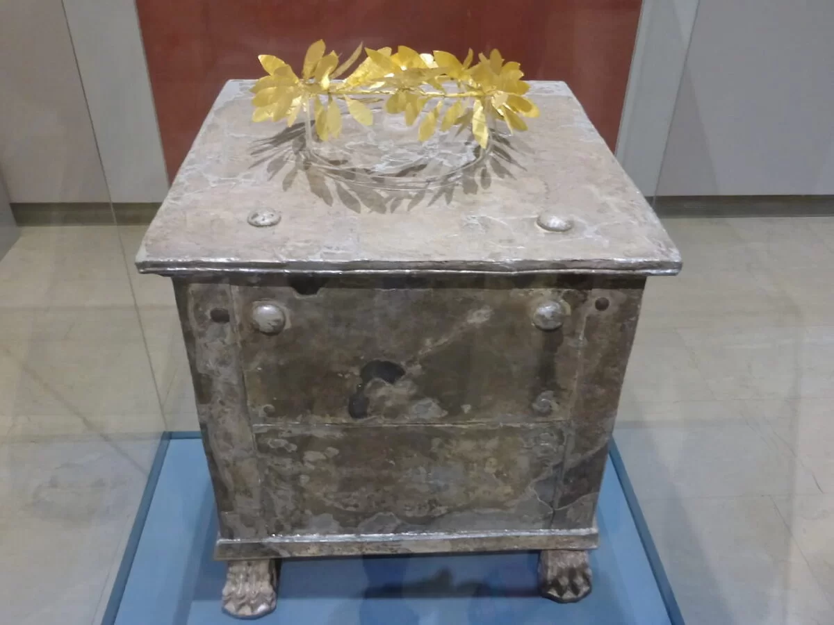 The funerary urn containing the remains of the Spartan general Brasidas and the wreath found in it