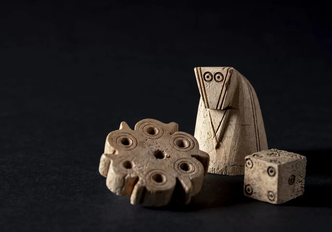 Chess piece, token and dice from the 11th-12th century, finds from the Burgstein archaeological excavation