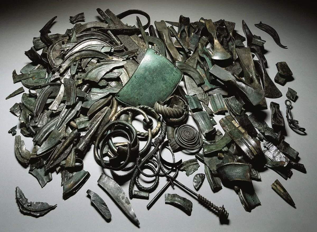 One of the greatest finds of a treasure from the Late Bronze Age: this scrap metal treasure discovered in Weißig, near Dresden, weighs about 20 kilograms and consists of 63 complete objects and 328 fragments