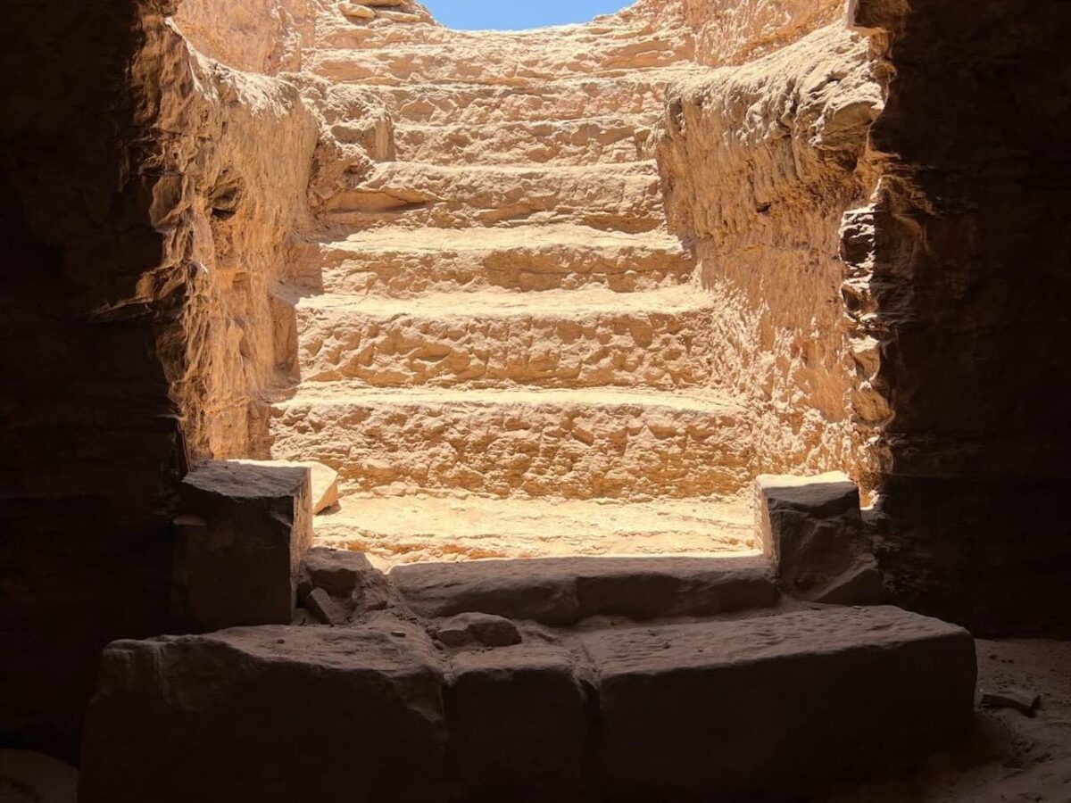 Tombs with Hieroglyphic Inscriptions and a 2-Meter Sarcophagus Discovered in the Necropolis of the Aga Khan Mausoleum in Aswan