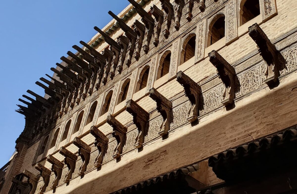 Callejuela de la medina de Fez con puertas tradicionales.