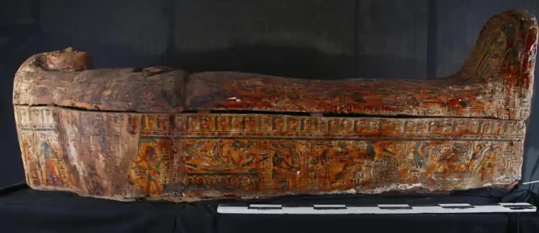 Um dos sarcófagos pertencentes aos Cantores de Amon. Crédito: Ministério do Turismo e Antiguidades.