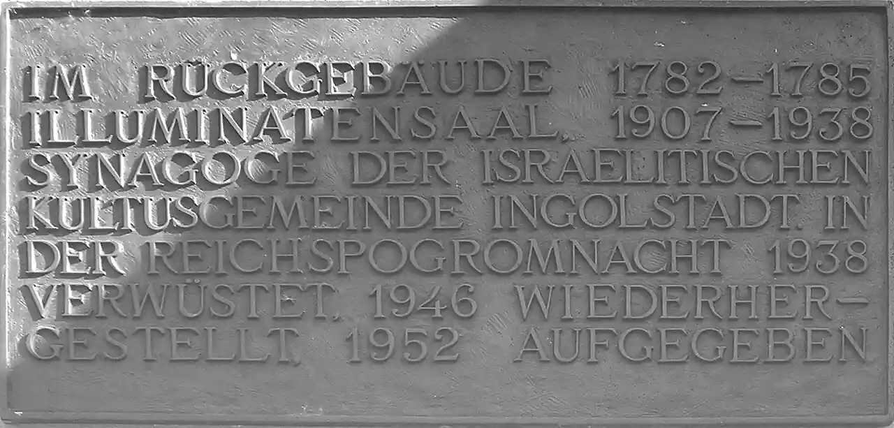 Placa comemorativa que marca a reunião dos Illuminati na propriedade localizada na Theresienstraße, nº 23, em Ingolstadt. Crédito: Mattes / domínio público / Wikimedia Commons.