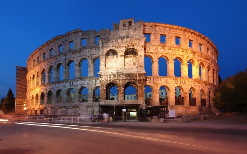 Exterior del Coliseo de Pula / foto Shutterstock