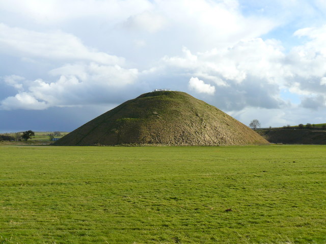 Avebury_-_Silbury_Hill_-_geograph.org.uk_-_721290