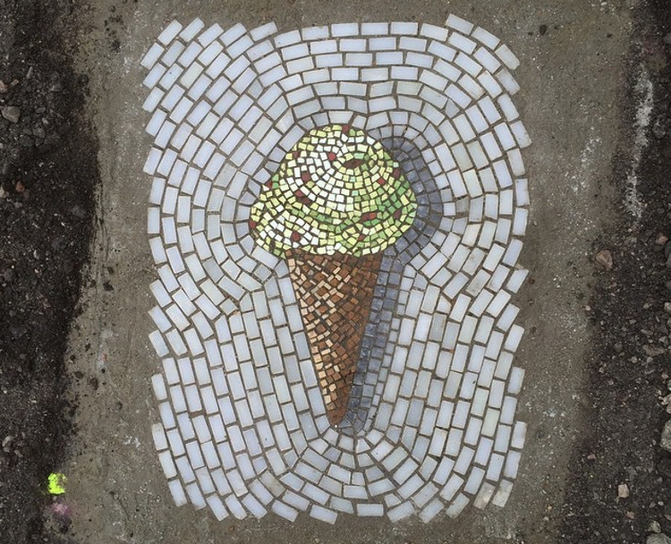 Artista transforma baches mosaicos 1