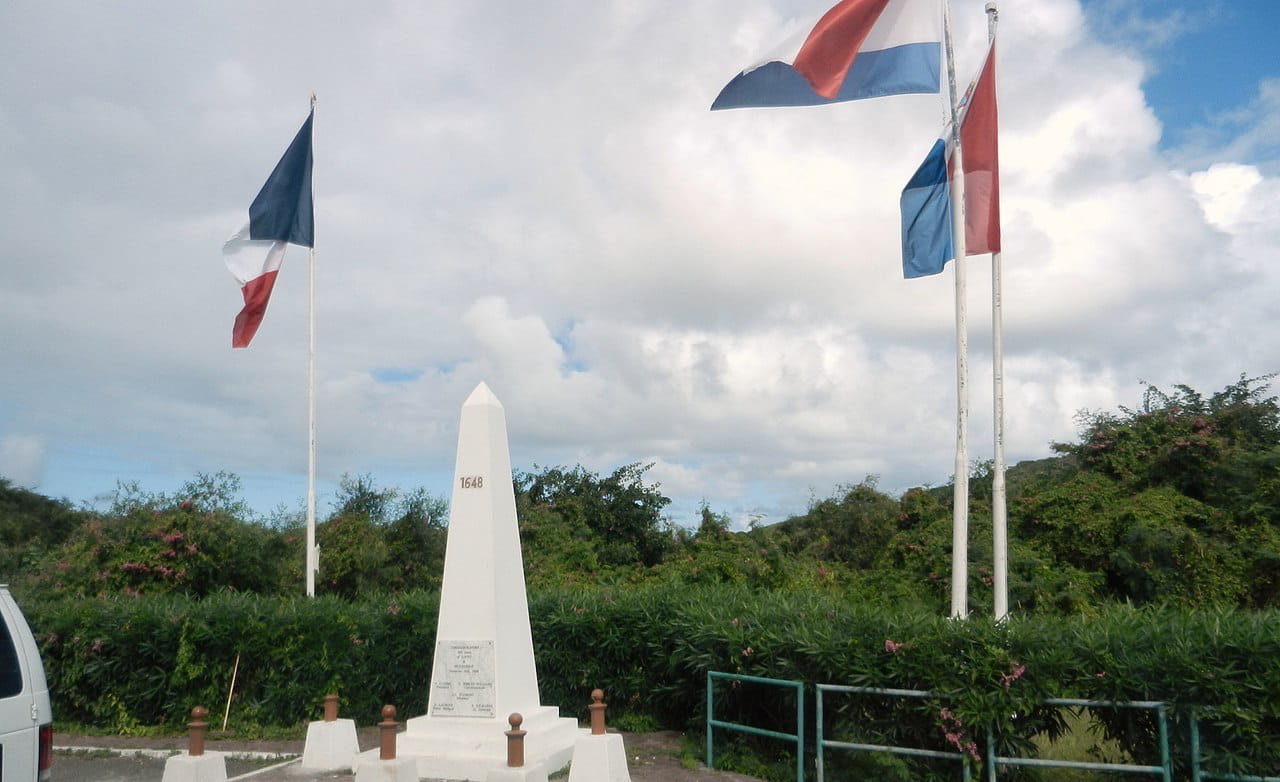 1280px-Saint_Martin_Dutch-French_Border_-_panoramio-2