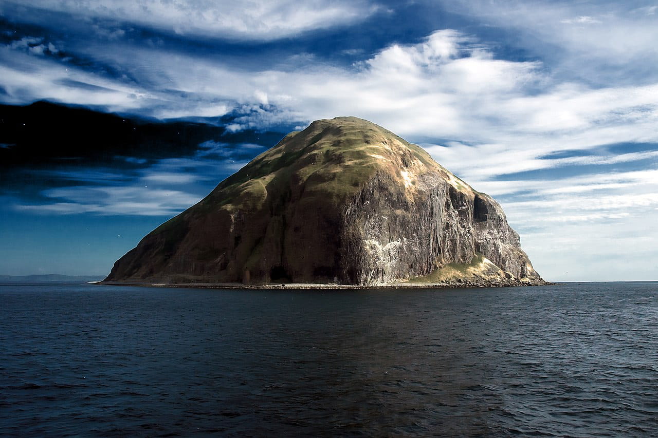 1280px-Ailsa_Craig_from_Waverley-2