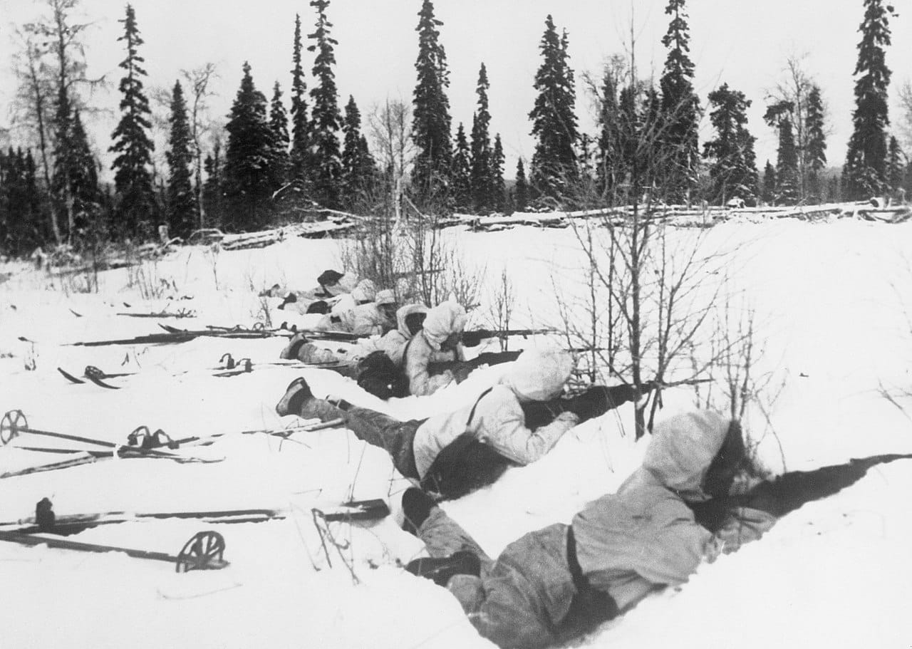 Soldados fineses con sus esquíes detrás, en combate durante la Guerra de Invierno