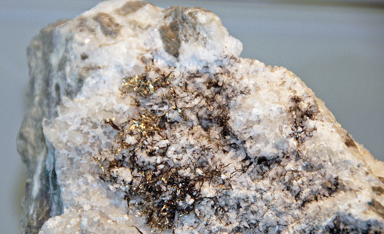 Electrum_on_quartz_Tertiary_Smuggler-Union_Mine_Telluride_San_Juan_Mountains_Colorado_USA_1_16674567643-2.jpg