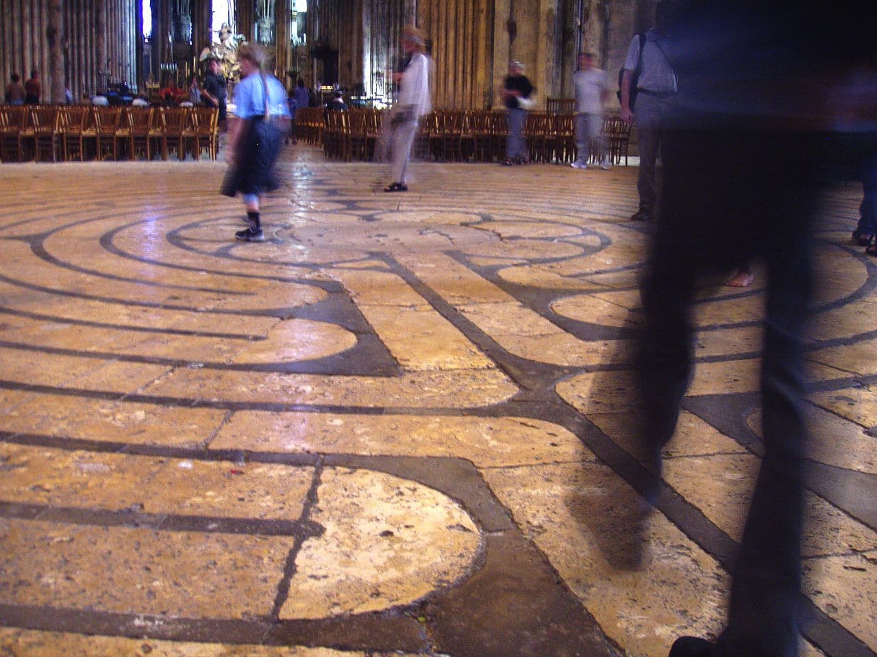 1280px-Labyrinth_at_Chartres_Cathedral (1)