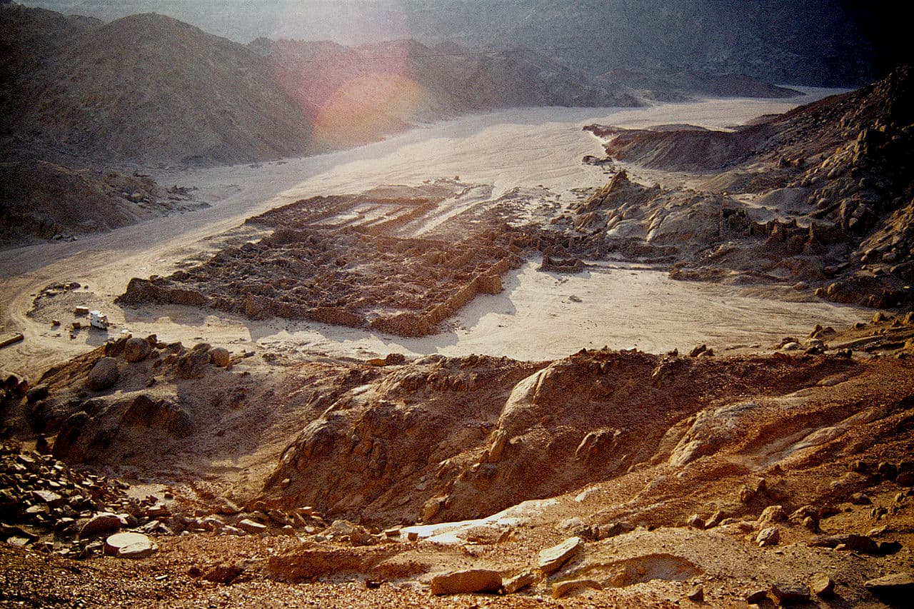 Vista del Mons Claudianus con los restos del campamento romano