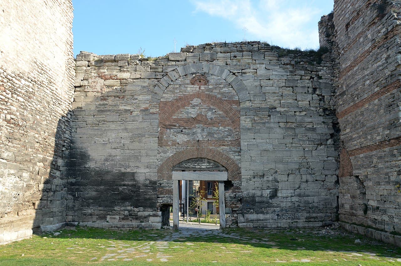 1280px-Theodosian_Walls_of_Constantinople,_Istanbul_(37905571151)-2