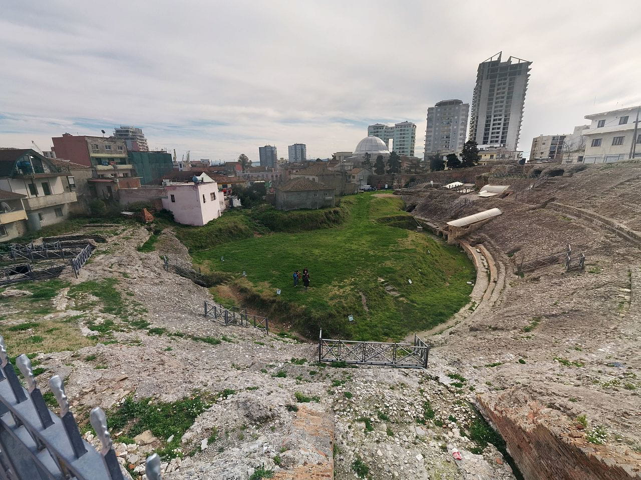 El anfiteatro en 2015 antes de la demolición de las casas que quedaban sobre él