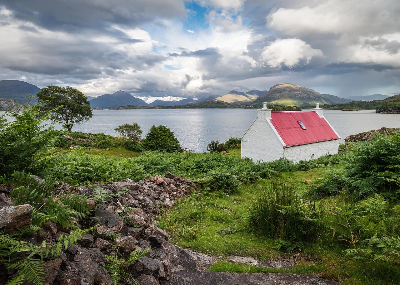 1280px-House_on_the_Loch_(15394956873) (1)