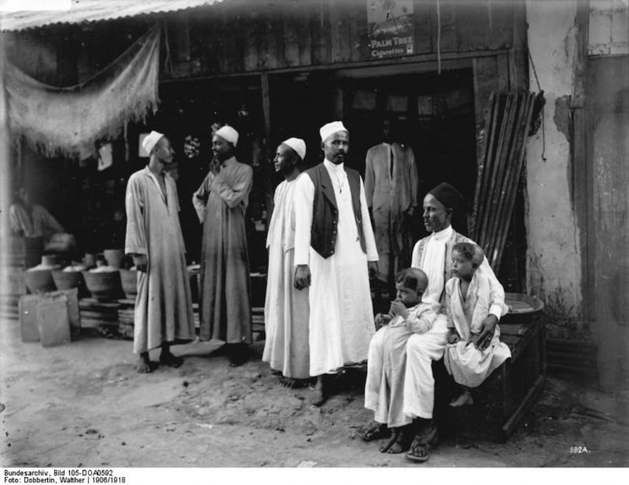 779px-Bundesarchiv_Bild_105-DOA0592_Deutsch-Ostafrika_Inder_und_Wasuahelis-2