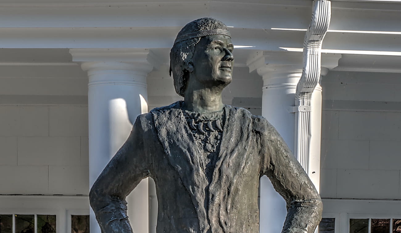 Estatua de Junaluska erigida en el lago que lleva su nombre