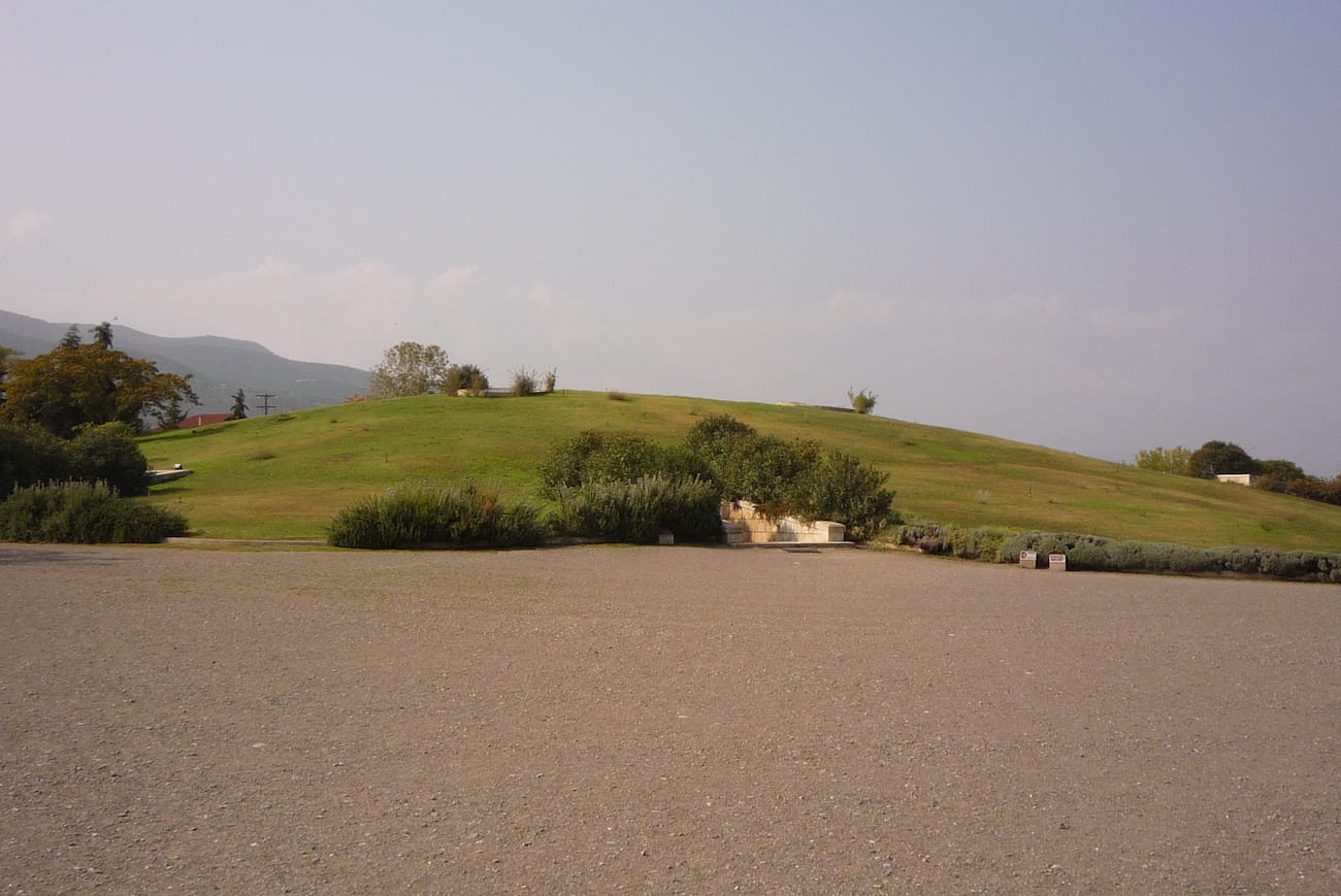 The_Royal_Tombs,_Vergina_-_panoramio (1)