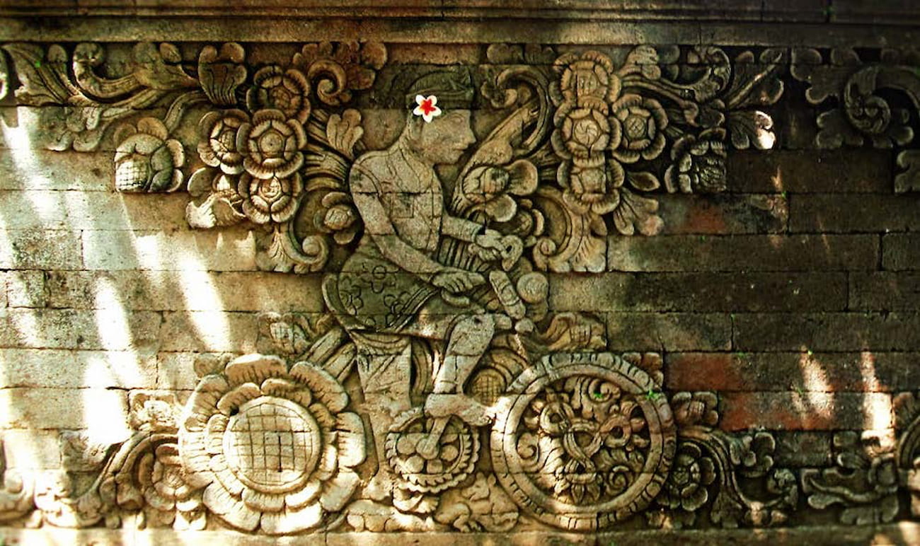 El relieve del Hombre en Bicicleta en 1917, tras el terremoto de Bali