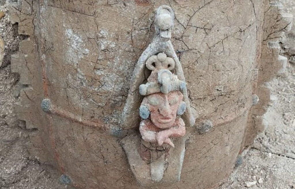 El dios maya del maíz representado en la urna encontrada