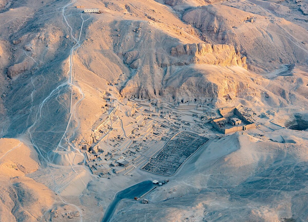 Vista aérea de Deir el-Medina y su entorno, cerca de los valles de los Reyes y las Reinas