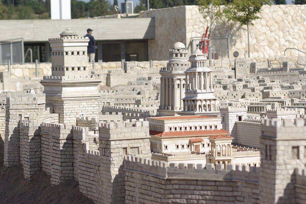 Maqueta del palacio de Herodes en Jerusalén mostrando las tres torres a las que bautizón con los nombres de sus seres más allegados: de izquierda a derecha, Fasael, Hípico y Mariamna