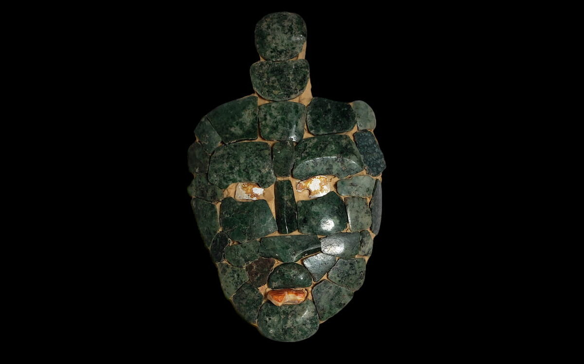 Máscara de jade descubierta en el interior de una antigua tumba maya de hace 1.700 años en Chochkitam, Guatemala