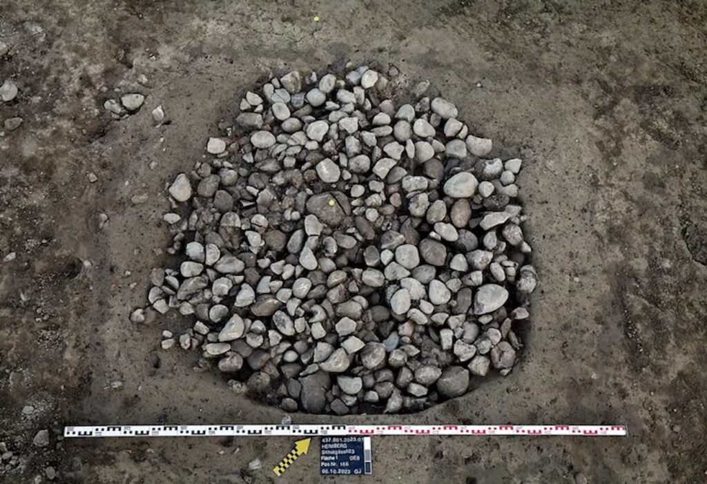 Fosa rellenada con piedras de calor procedentes de la excavación de salvamento en Heimberg