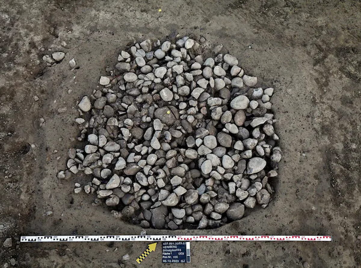 Fosa rellenada con piedras de calor procedentes de la excavación de salvamento en Heimberg