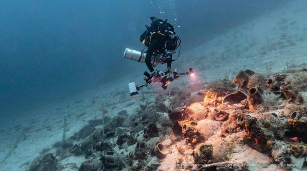 Arqueólogos fotografían el cargamento del barco bizantino