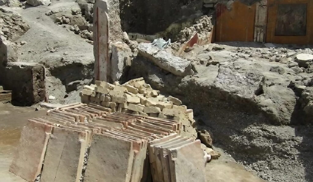 Tejas y bloques de piedra toba amarillos encontrados en Pompeya