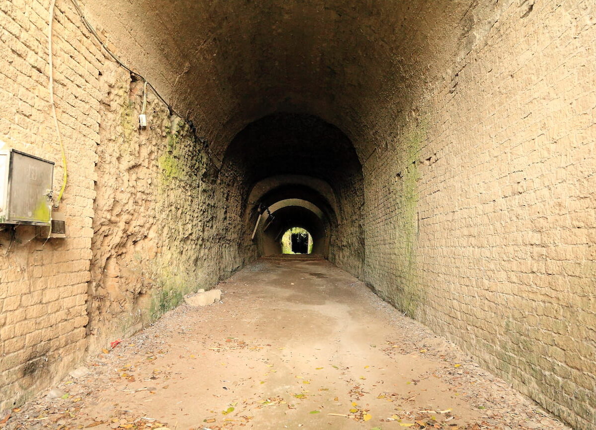 Interior del túnel de la gruta de Cocceio