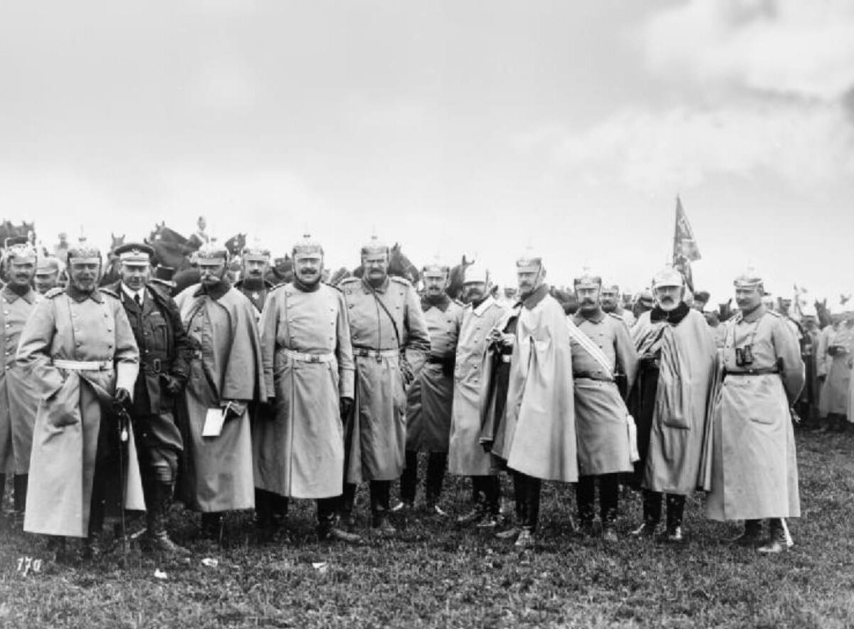 Mandos alemanes en las maniobras de 1905. El sexto por la izquierda es el general Dietrich von Hülsen-Haeseler