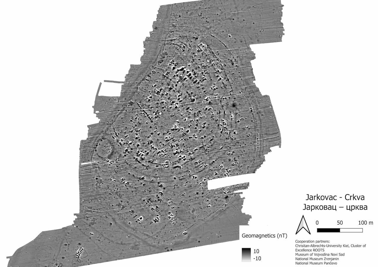 Results of the geophysical survey of the hitherto unknown site in Jarkovac (Serbia). The settlement, whose surface material points to both Vinčan and Banat culture (5400-4400 BC), has an area of up to 13 ha and is surrounded by four to six ditches. Deep black angular anomalies indicate a large number of burned houses