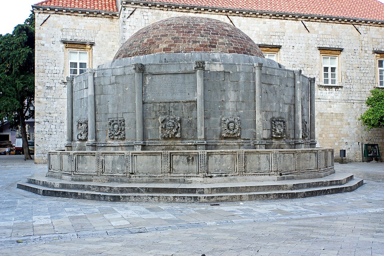 La Fontana de Onofrio con la inscripción epigráfica de Ciriaco