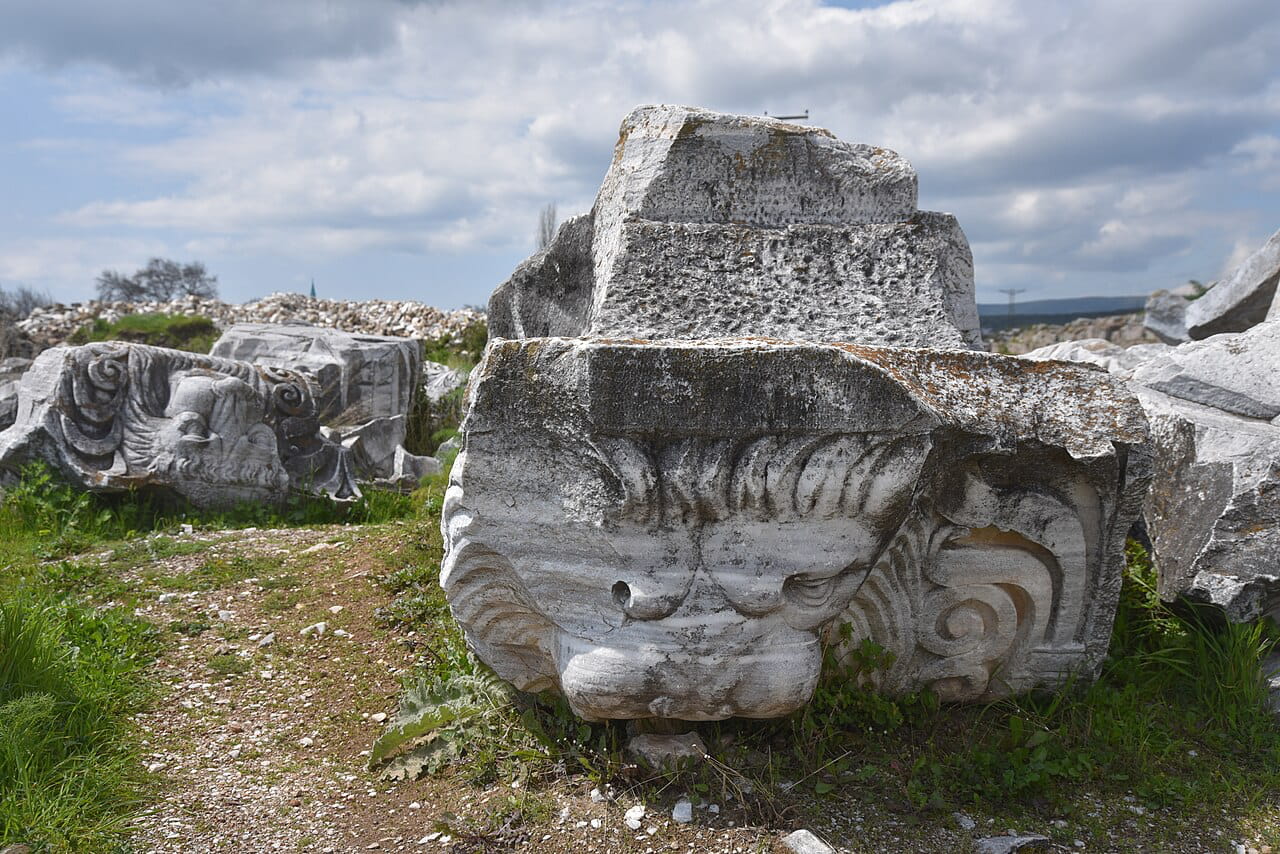 Gigantescos restos del templo de Adriano en Cícico, esparcidos por el entorno