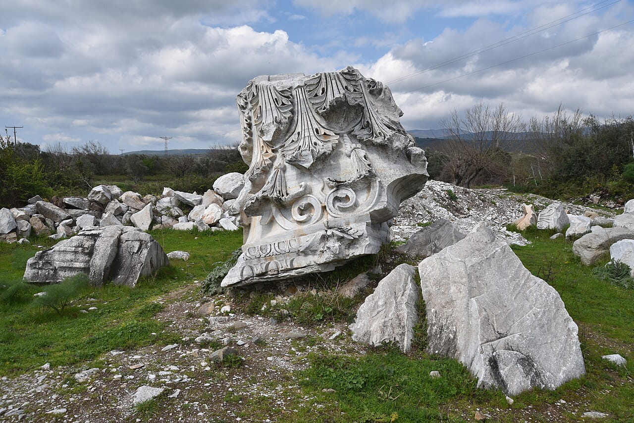 El templo de Adriano en Cícico tenía los mayores capiteles corintios jamás esculpidos