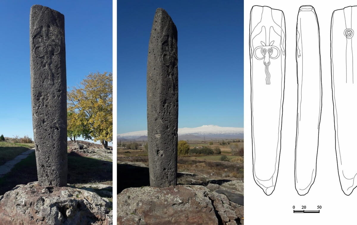 Foto de la piedra de dragón de Lchashen 1 (erigida a la entrada de la Reserva del Museo Histórico-Arqueológico de Metsamor) y su dibujo a la derecha