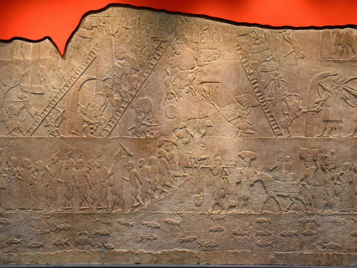 Relieve del ejército asirio de Asurbanipal II atacando Menfis, en Egipto