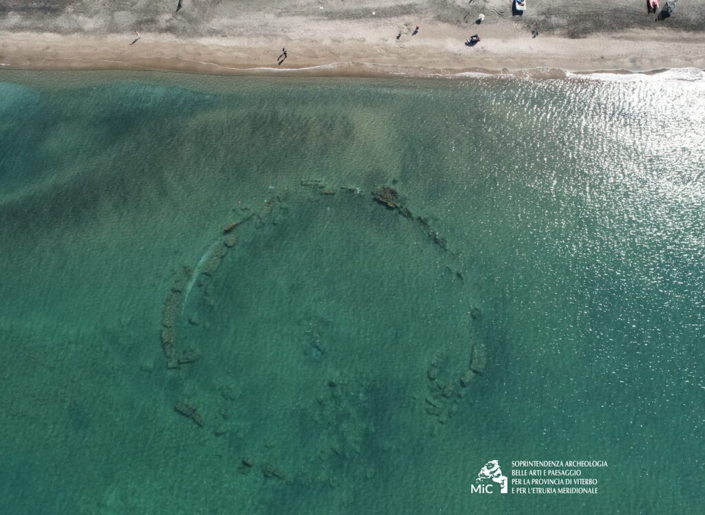 La estructura descubierta bajo las aguas