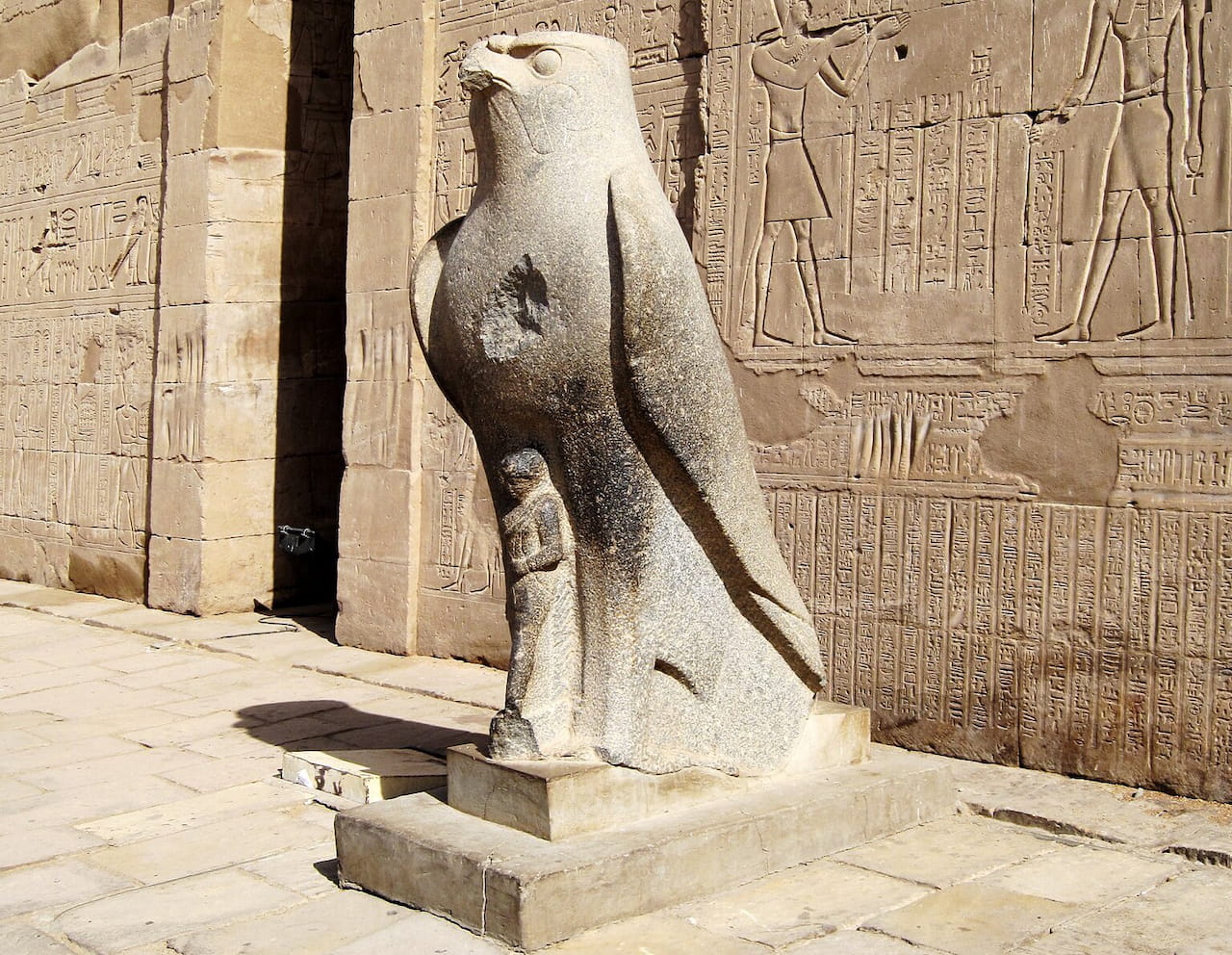 Figurilla de Cesarión en una estatua de Horus ante el templo de Edfú