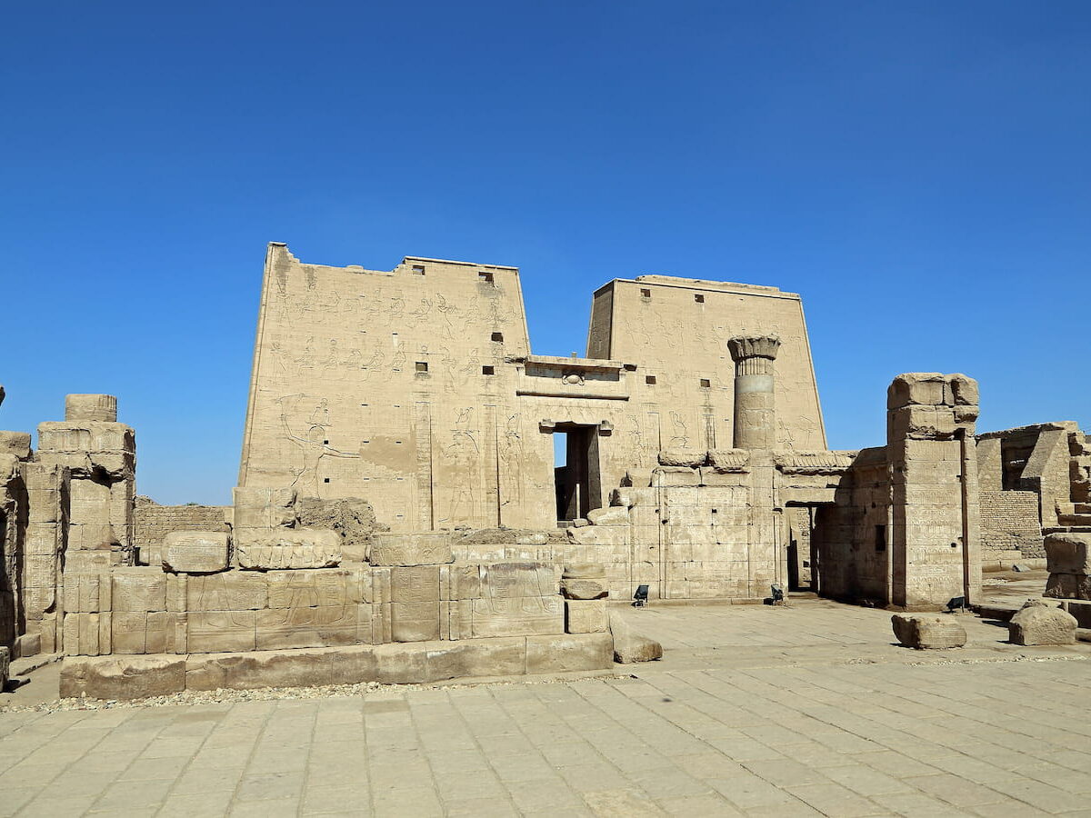 Los pilonos y la entrada al complejo del templo de Edfu