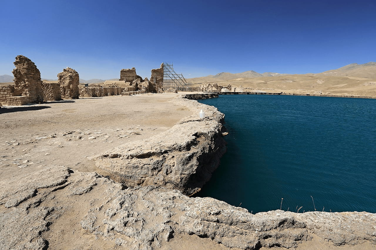 Ruins of temples and other structures around the central lake of Takht-e Soleymān