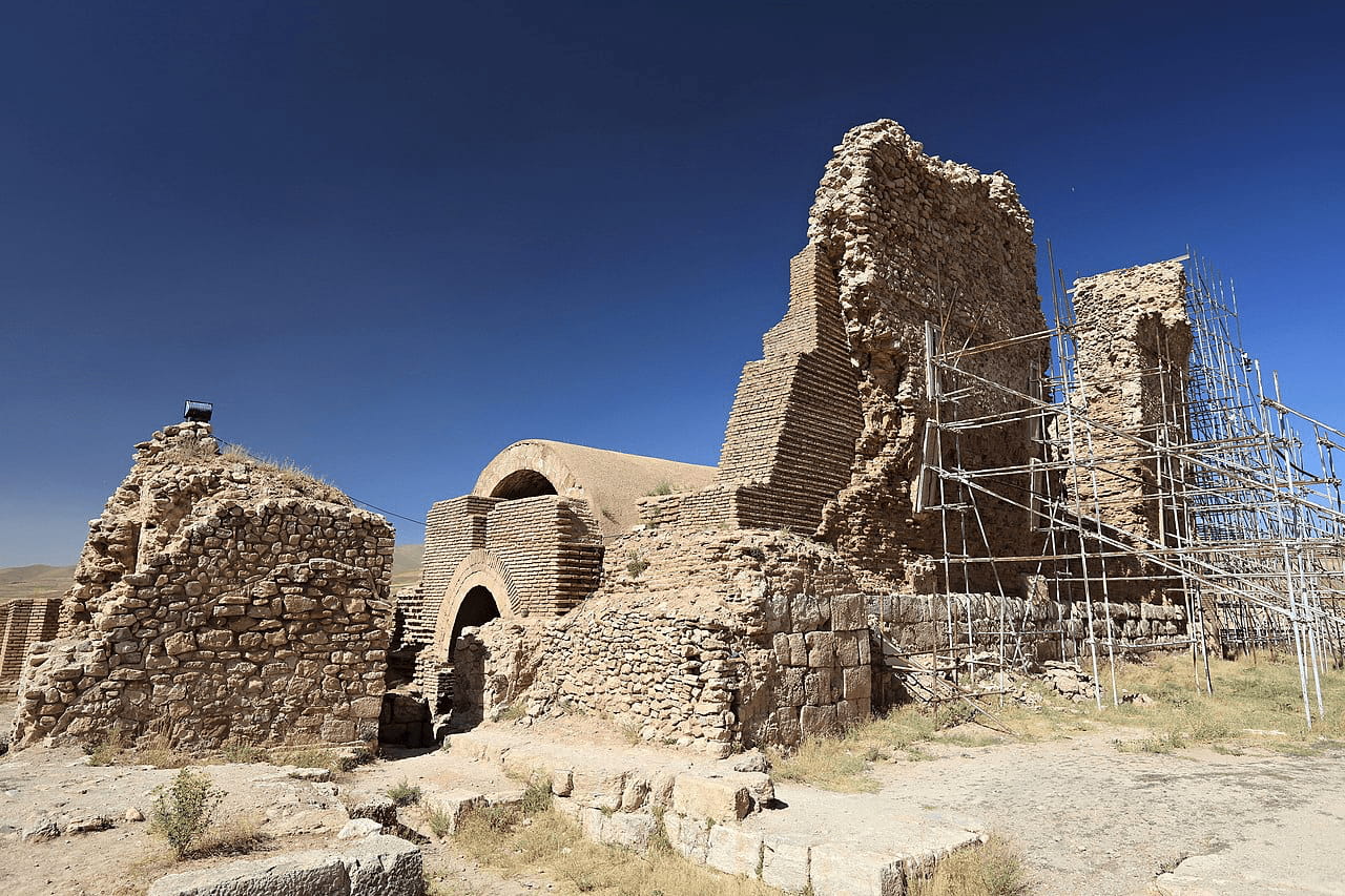 Ruins inside Takht-e Soleymān