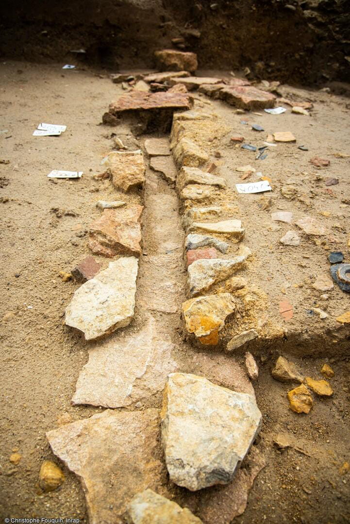 Canalización de piedra seca descubierta en la excavación de una antigua zona residencial en Mâcon (Saona y Loira) en 2024.