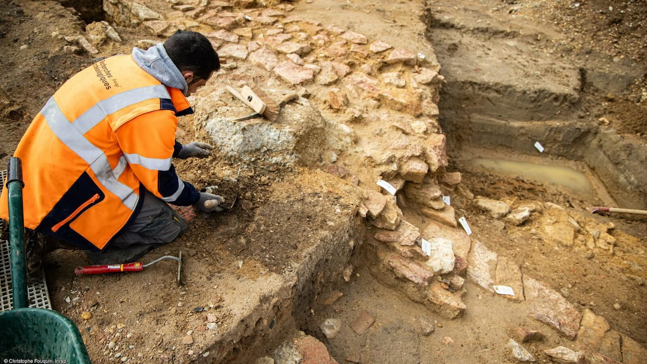 Estructuras de mampostería en las excavaciones de Mâcon (Saona y Loira) en 2024.