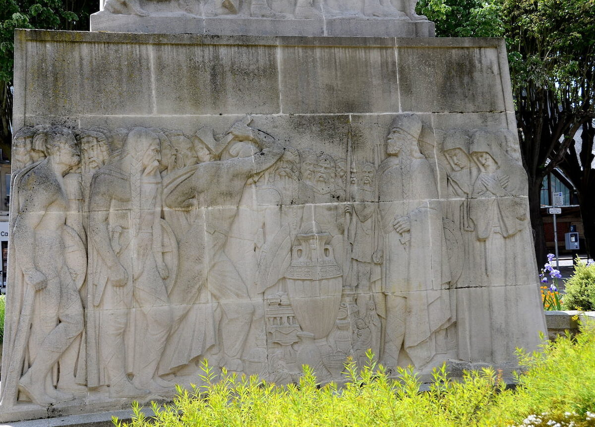 La leyenda del jarrón representada en un relieve del monumento a los caídos de Soissons